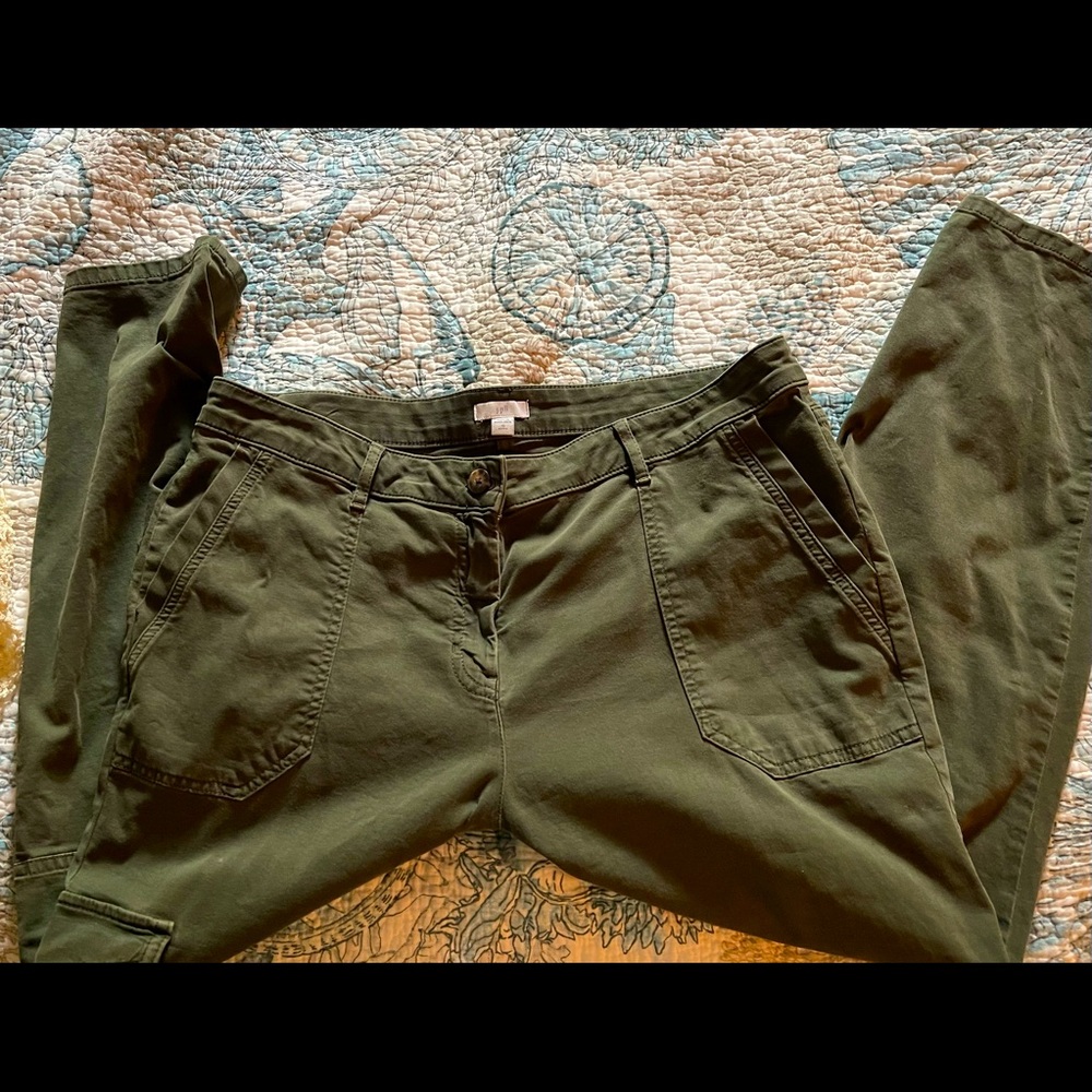 Stretchy skinny cargo pants in perfectly neutral olive green.